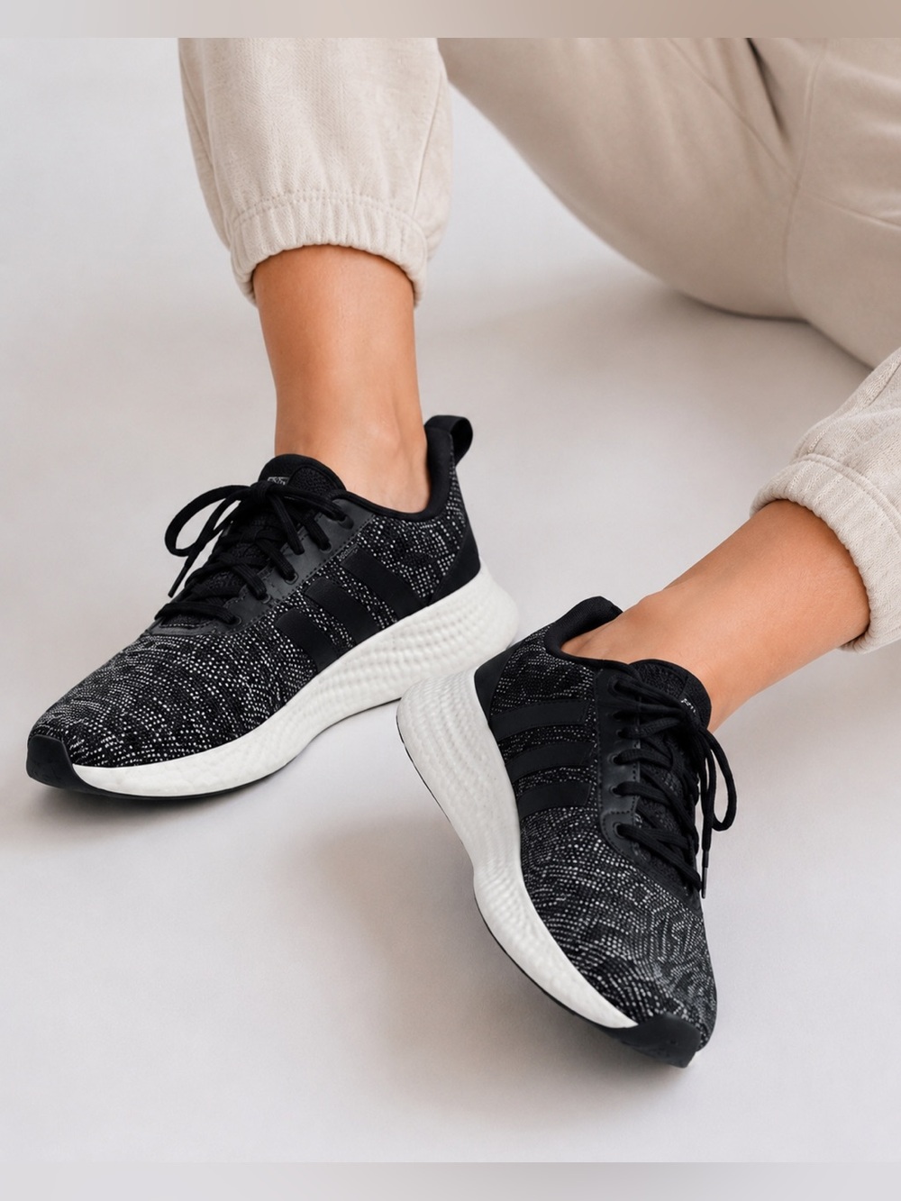 ADIDAS WOMENS BLACK AND WHITE LACE UP SNEAKERS SIZE 4